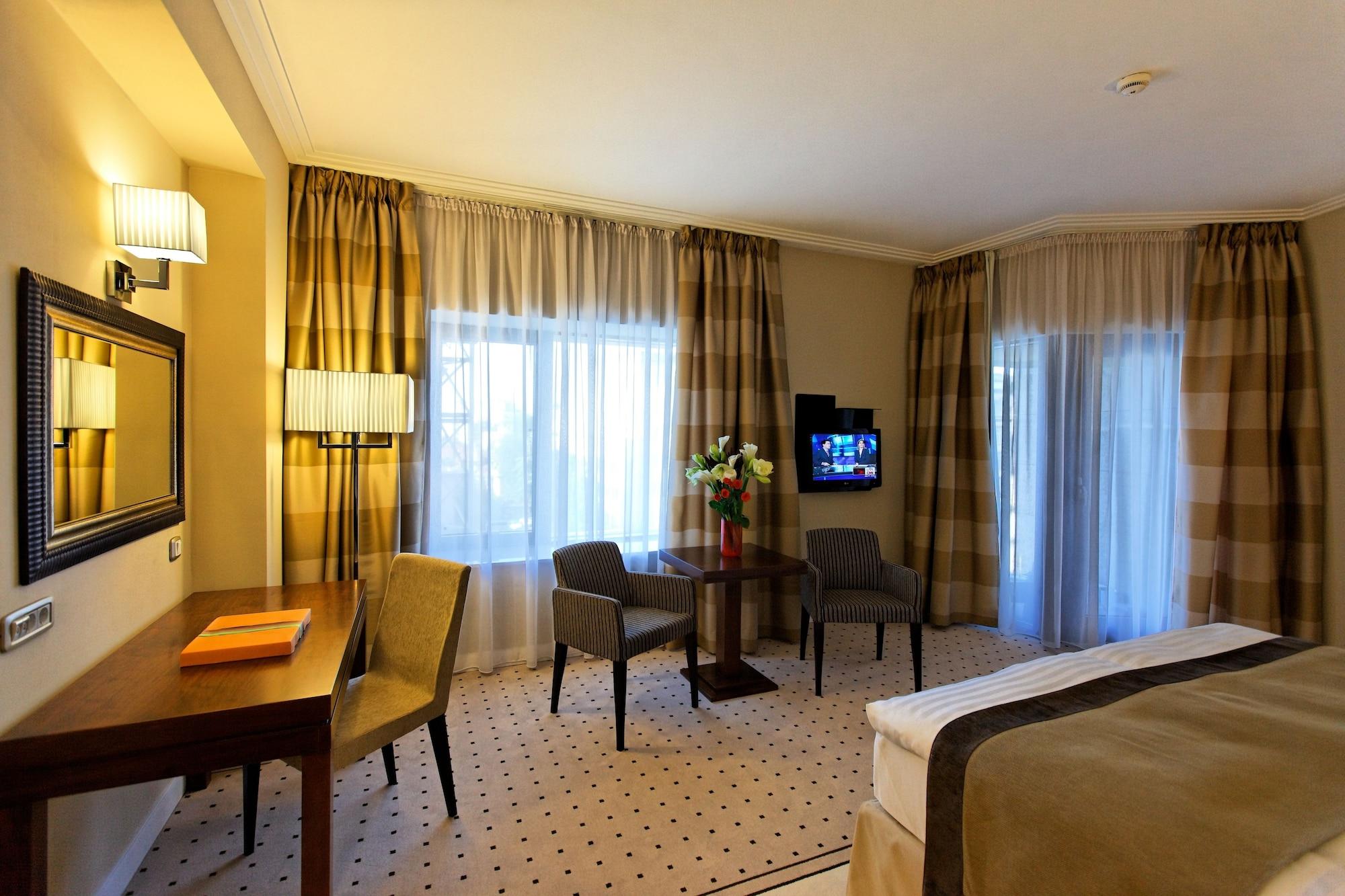 Capital Plaza Hotel 4*