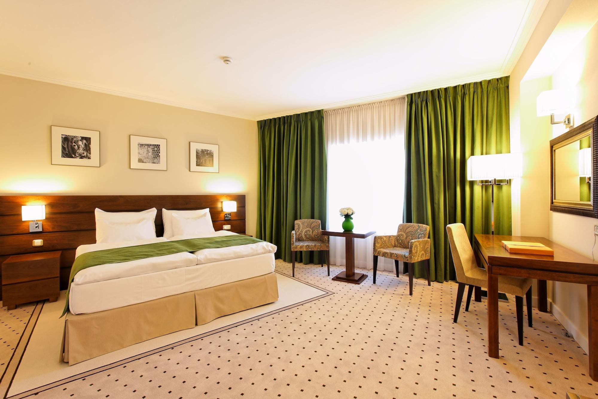 Capital Plaza 4*