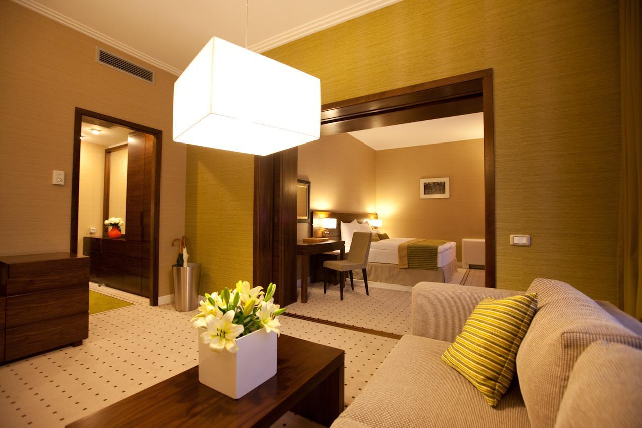 Capital Plaza 4*